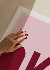 Rosa och röd poster med ett lugnande budskap.-5