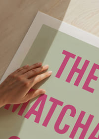 Ett modernt uttryck i rosa på mjuk grön bakgrund.-5