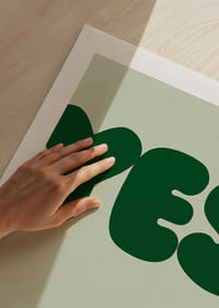 Um "SIM" impactante num tom verde profundo transmite esperança e confiança.-5