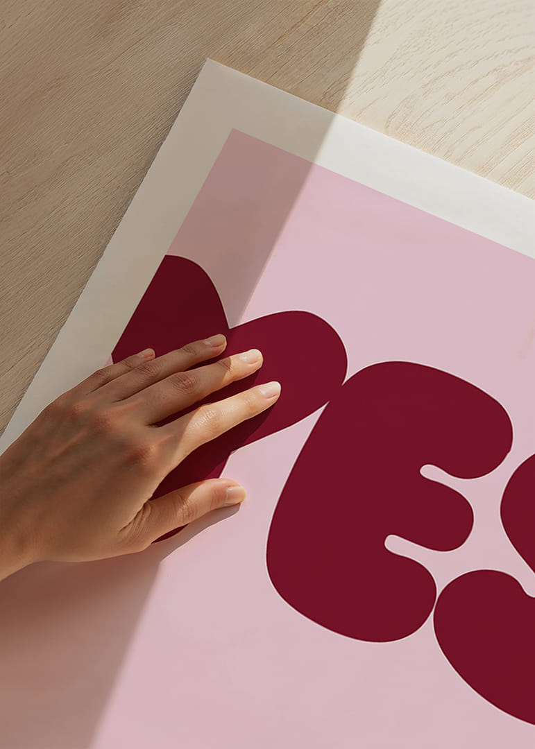 O grande "SIM" no cartaz inspira coragem e abre portas a novas possibilidades.-12