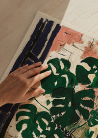 Üppiges Grün vor einer rustikalen Backsteinmauer sorgt für eine harmonische Atmosphäre.-3