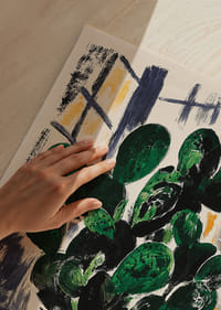 Ein Kaktus in einem künstlerischen Kontext mit kühnen Pinselstrichen.-3