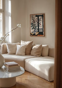 Zarte Blumen vor einem Fenster schaffen Ruhe und Charme.-2