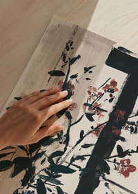 Zarte Blumen vor einem Fenster schaffen Ruhe und Charme.-3