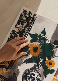 Zonnige zonnebloemen in een elegante vaas creëren artistieke schoonheid.-3