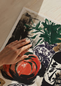 Kleurrijk fruit en een wijnfles zorgen voor een rustieke charme.-3