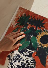 Sonnendurchfluteter Blumenstrauß vor kräftig rotem Hintergrund.-3