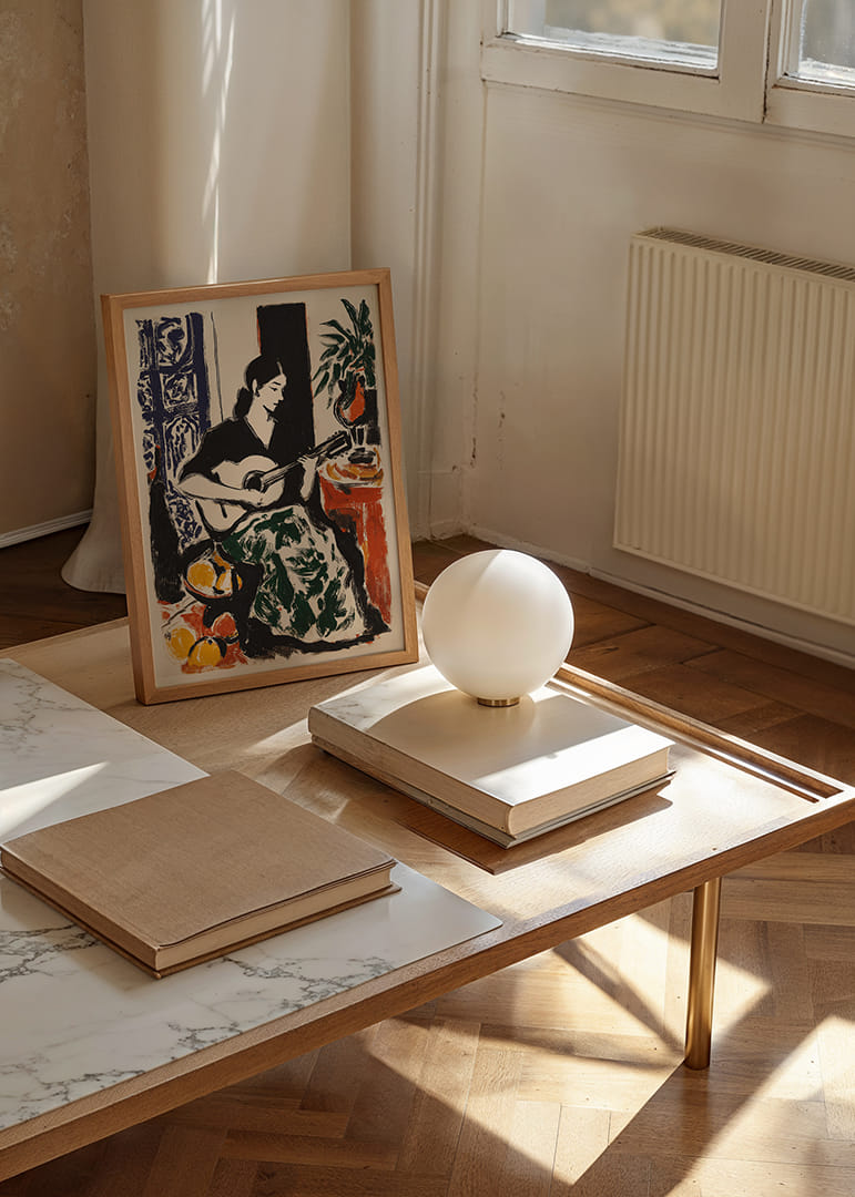 Eine farbenfrohe Frau spielt mit Eleganz und Harmonie Gitarre.-12