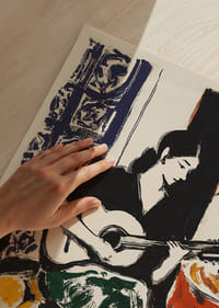 Eine farbenfrohe Frau spielt mit Eleganz und Harmonie Gitarre.-3