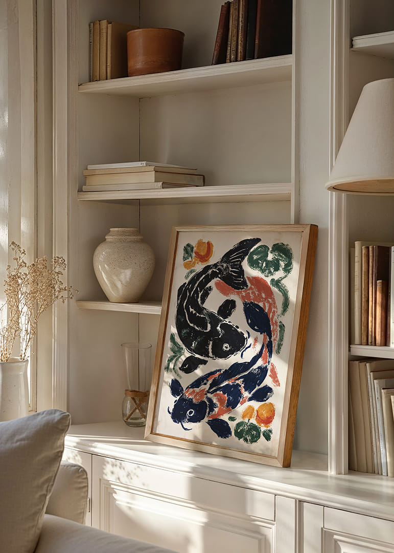 Zwei Kois schwimmen elegant in perfekter Harmonie.-12