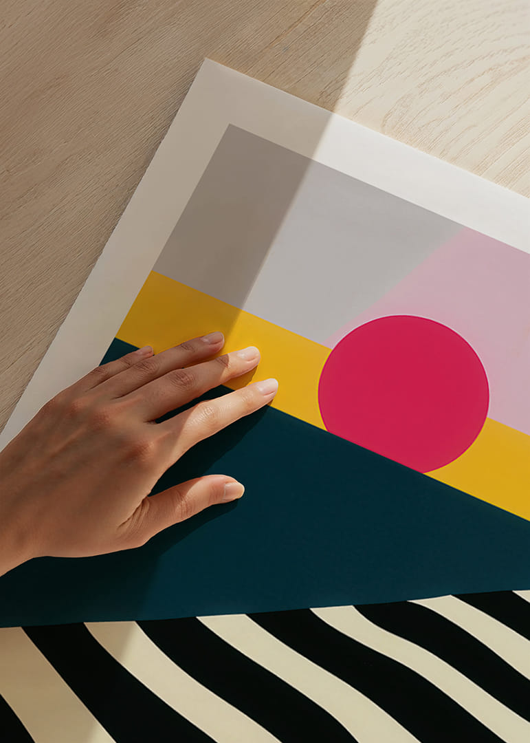 Kleurrijke en opvallende poster met geometrische vormen en diepe contrasten.-12