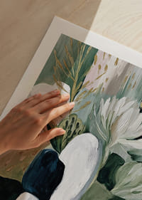 Abstracte bloemen en bladeren dansen in harmonie.-5