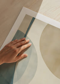 Zachte kleuren en elegante vormen creëren een rustige harmonie.-5