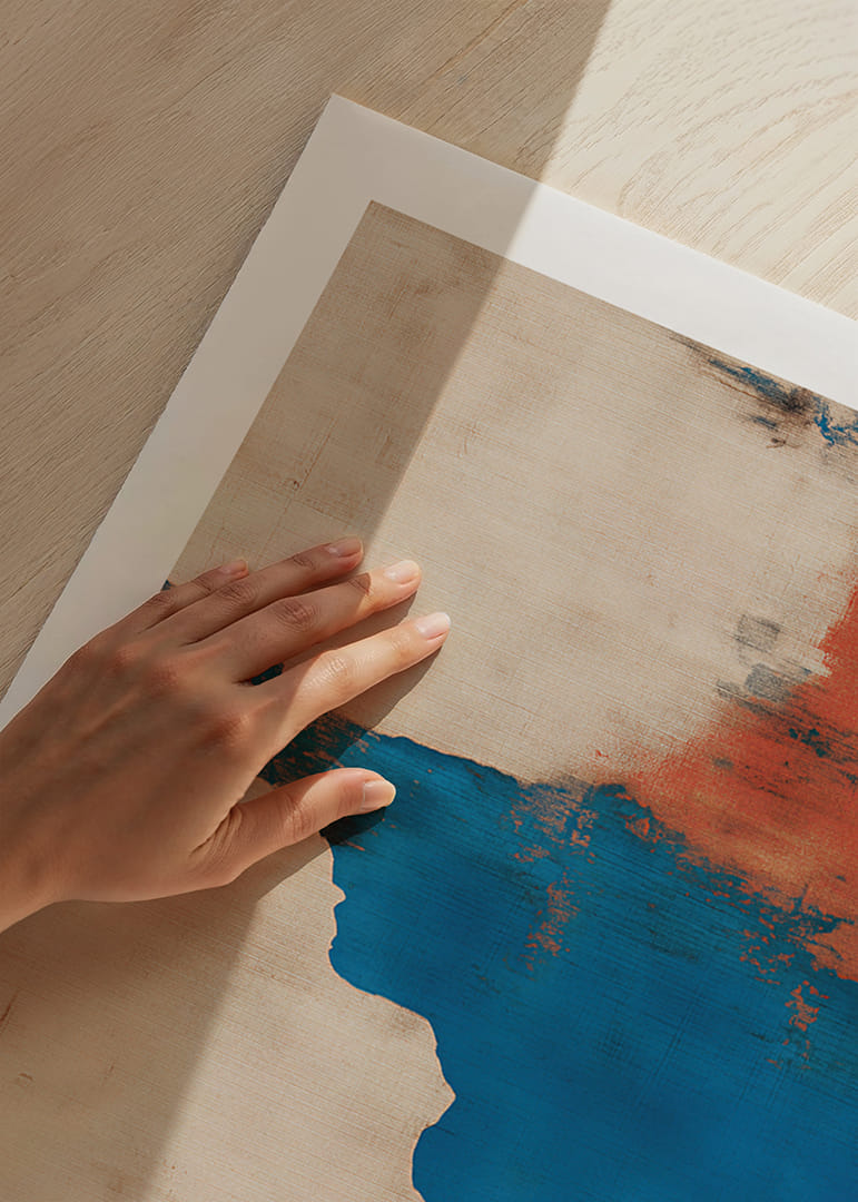 Gedempte harmonieën van blauw en rood creëren een stijlvol kunstwerk.-12