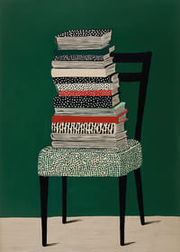 Ein bunter Bücherstapel auf einem Stuhl vor grünem Hintergrund.-3