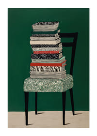 Ein bunter Bücherstapel auf einem Stuhl vor grünem Hintergrund.-1