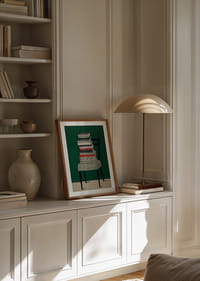 Ein bunter Bücherstapel auf einem Stuhl vor grünem Hintergrund.-4