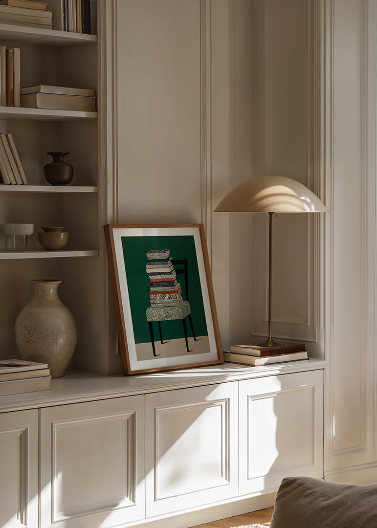 Ein bunter Bücherstapel auf einem Stuhl vor grünem Hintergrund.-12