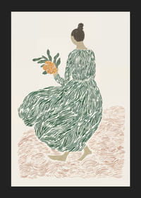 Une femme en robe verte tient des fleurs sur un fond onirique.-5