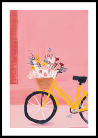 Een gele fiets met bloemen zorgt voor een lentegevoel.-0
