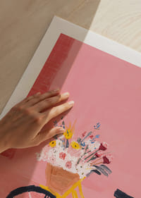 Een gele fiets met bloemen zorgt voor een lentegevoel.-5