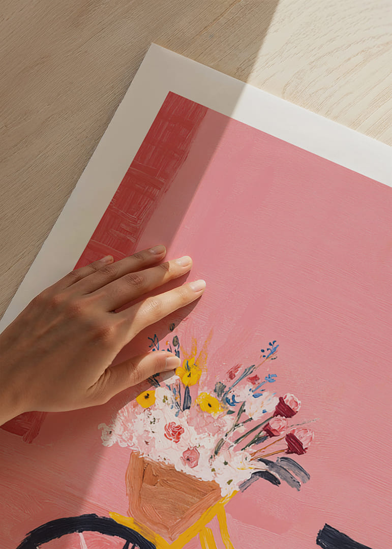 Een gele fiets met bloemen zorgt voor een lentegevoel.-12