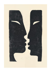 Zwei Gesichter im Gespräch, die einen dramatischen Kontrast bilden.-1