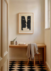 Zwei Gesichter im Gespräch, die einen dramatischen Kontrast bilden.-4