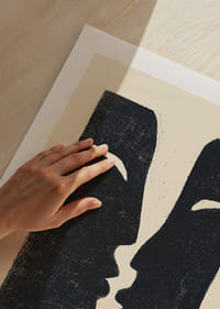 Zwei Gesichter im Gespräch, die einen dramatischen Kontrast bilden.-5