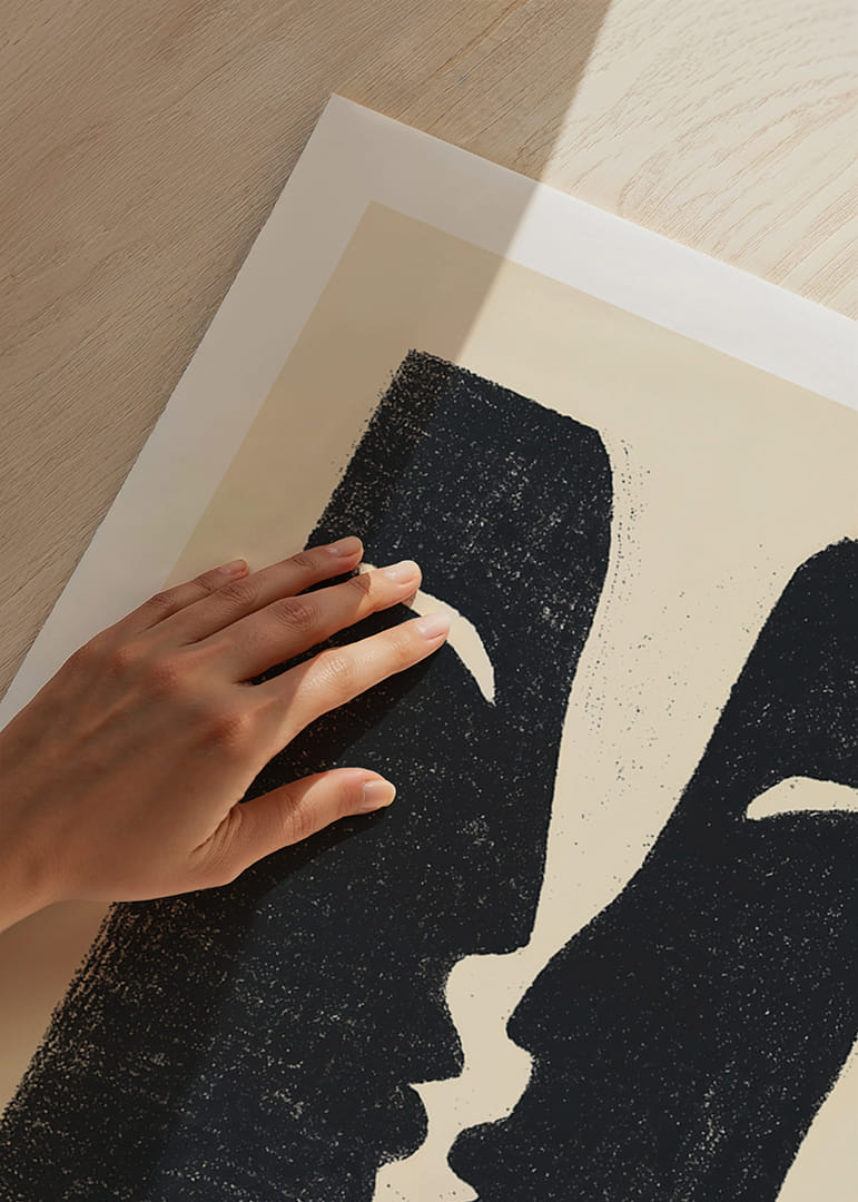 Zwei Gesichter im Gespräch, die einen dramatischen Kontrast bilden.-12