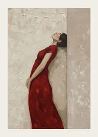 Une femme en robe rouge est appuyée contre un mur texturé.-3