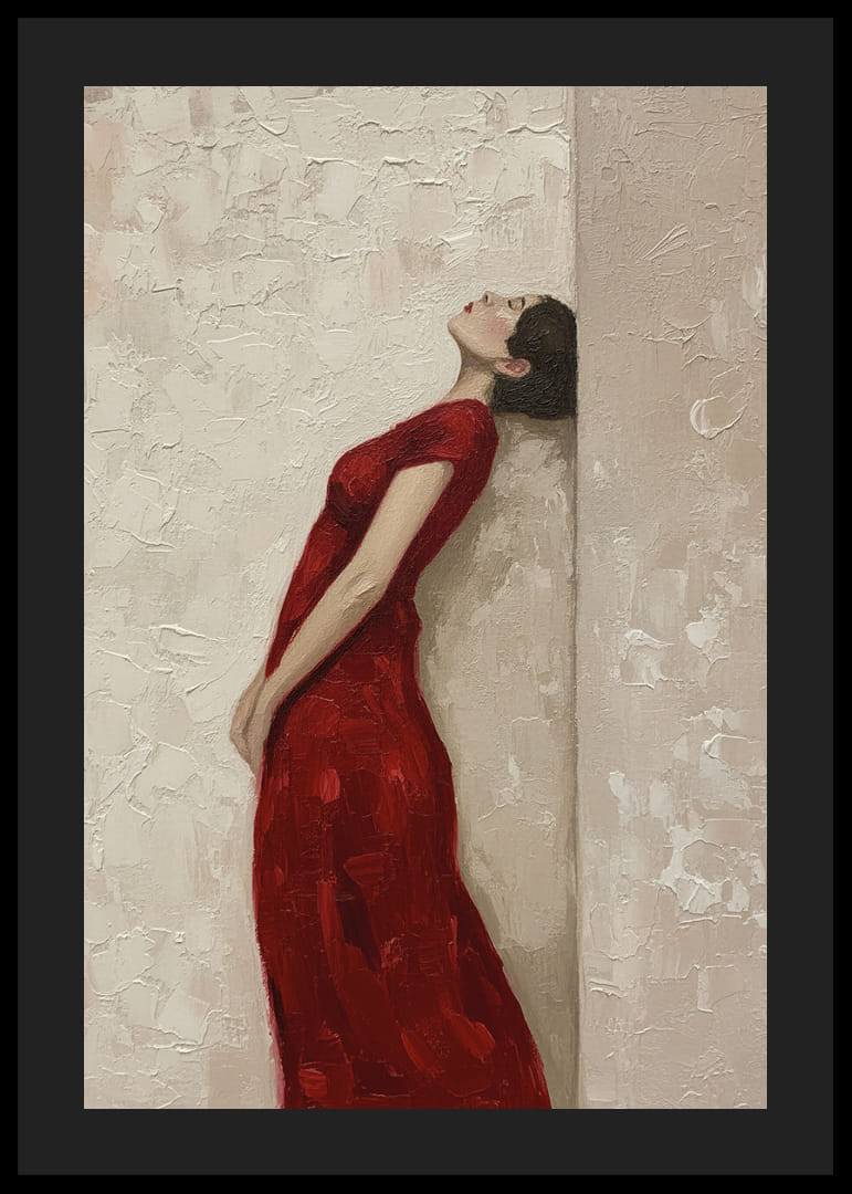 Une femme en robe rouge est appuyée contre un mur texturé.-12