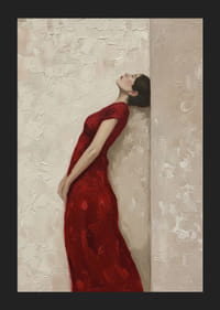 Une femme en robe rouge est appuyée contre un mur texturé.-5