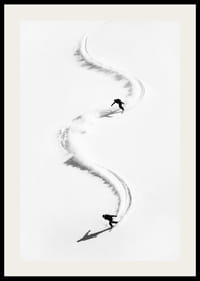 Två skidåkare snirklar genom snöns vita landskap.-2