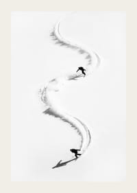 Två skidåkare snirklar genom snöns vita landskap.-3