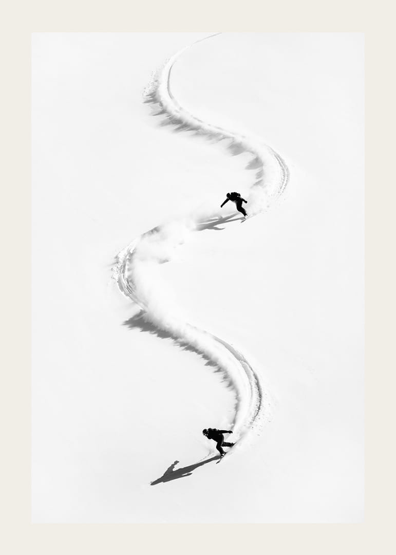 Två skidåkare snirklar genom snöns vita landskap.-12