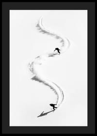 Två skidåkare snirklar genom snöns vita landskap.-4