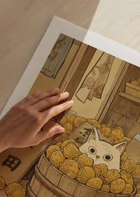 Um gato esconde-se entre frutos dourados, criando mistério.-5