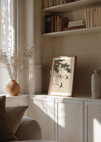 Graciosas garças planam sob um pinheiro centenário.-4