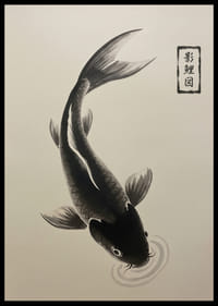 Uma elegante carpa koi flutua serenamente sobre a água.-2