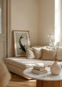 Uma elegante carpa koi flutua serenamente sobre a água.-4