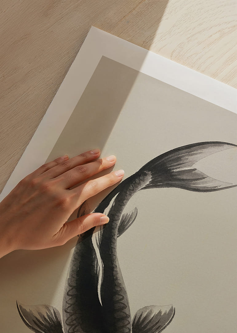 Uma elegante carpa koi flutua serenamente sobre a água.-12