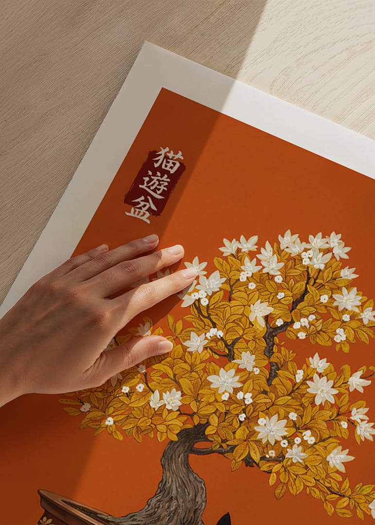 Um gato esconde-se sob um bonsai florido.-12