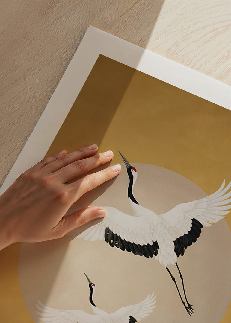 Graciosas garças planam em direção a um horizonte dourado.-12