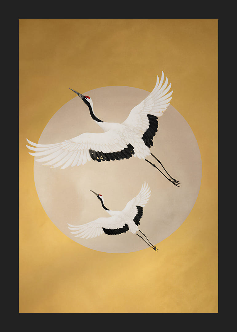 Graciösa tranor svävar mot en gyllene horisont.-12