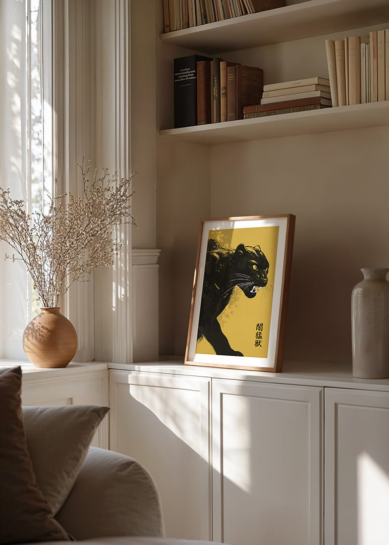 Uma pantera imponente sobre um fundo amarelo emana força e mistério.-12