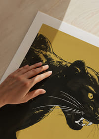 Uma pantera imponente sobre um fundo amarelo emana força e mistério.-5