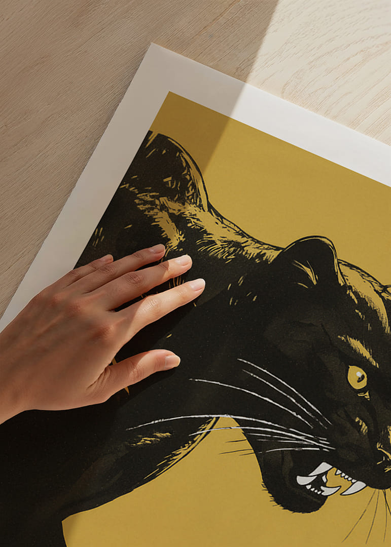 Uma pantera imponente sobre um fundo amarelo emana força e mistério.-12