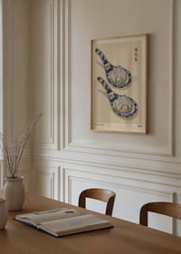 Dois bolinhos servidos em bonitas colheres harmonizam-se com estilo.-2