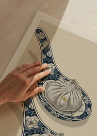 Dois bolinhos servidos em bonitas colheres harmonizam-se com estilo.-3